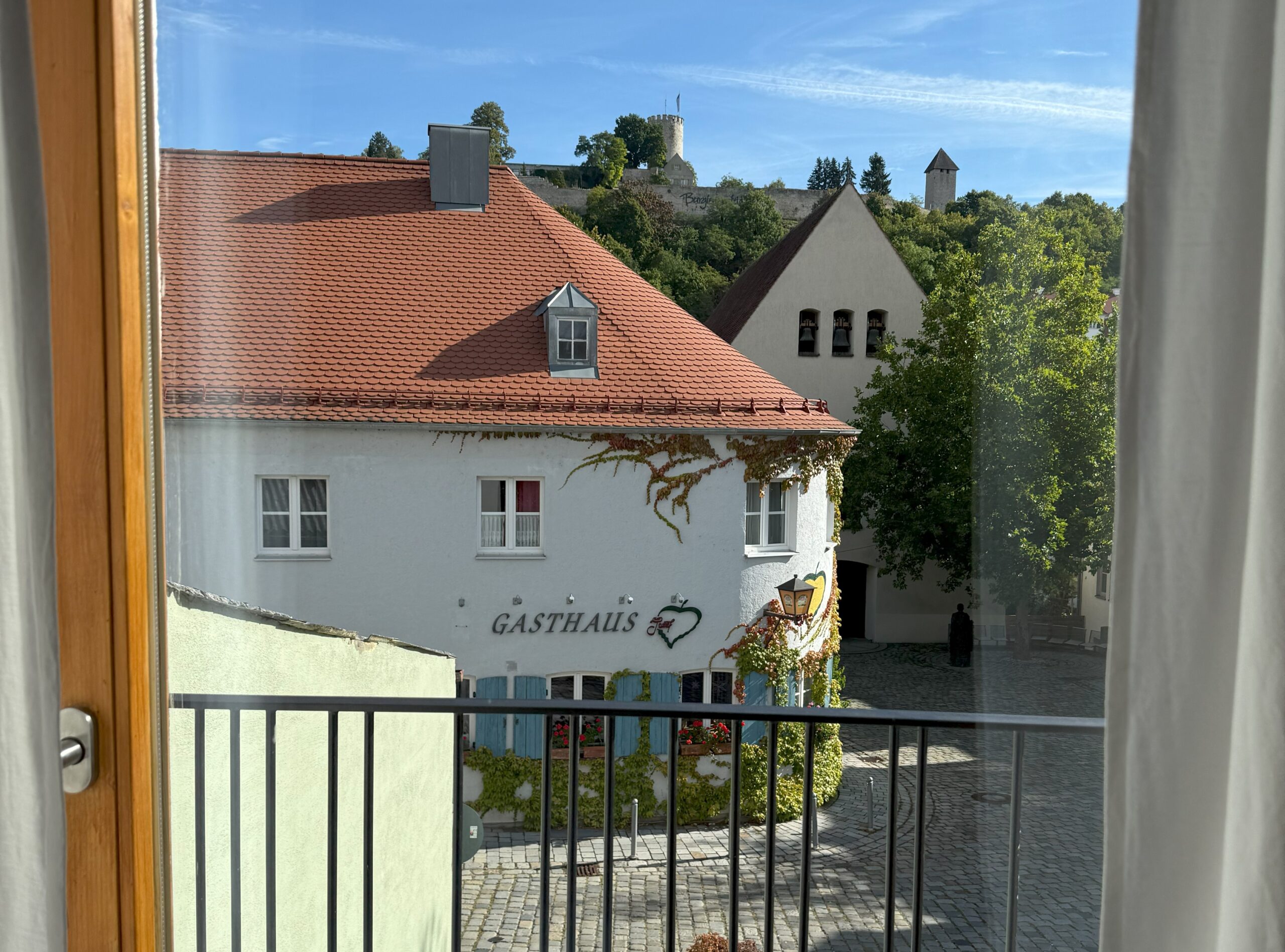 Blick aus dem Fenster eines Lorenzo Zimmers hin zur Burg Burglengenfeld und auf den Platz vorm Gasthaus